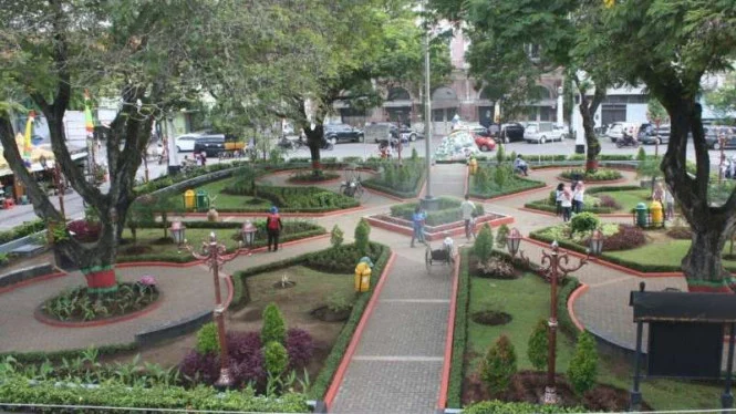 Taman Srigunting , 1. Candi Gedong Songo, 2. Lawang Sewu , 3. Masjid Agung Jawa Tengah , 4. Pagoda Buddhagaya Watugong , 5. Umbul Sidomukti, 6. Sam Poo Kong, 7. Tugu Muda Semarang , 8. Masjid Kauman Semarang , 9. Semarang Contemporary Art Gallery, 10. Taman Srigunting , 11. Old City 3D Art Museum , 12. Puri Maerokoco, 13. Setiya Aji Flower Farm, 14. Wisata Gunung Kelir, 15. Hutan Pinus Kayon , 16. Goa Kreo dan Waduk Jatibarang , 17. Pantai Marina, 18. Taman Rekreasi Wonderia , 19. Bantir Hills, 20. Bukit Rong , 21. Museum Kereta Api Ambarawa , 22. La Kana White Chapel , 23. Bukit VW Semarang , 24. The Hills , 25. Kampoeng Wisata Taman Lele , 26. Wisata Eling Bening , 27. Taman Tabanas, 28. Benteng Pendem Ambarawa, 29. Curug Lawe , 30. Kota Lama , 31. Pantai Tirang , 32. Air Terjun Kali Pancur , 33. Banjir Kanal Barat , 34. Kebun Binatang Semarang , 35. Taman Wisata Tinjomoyo, 36. Water Blaster Bukit Candi Golf , 37. Simpang Lima Semarang , 38. Brown Canyon , 39. Rawa Pening  , 40. Kampung Wisata Rawa , 41. Goa Tirta Mulya 