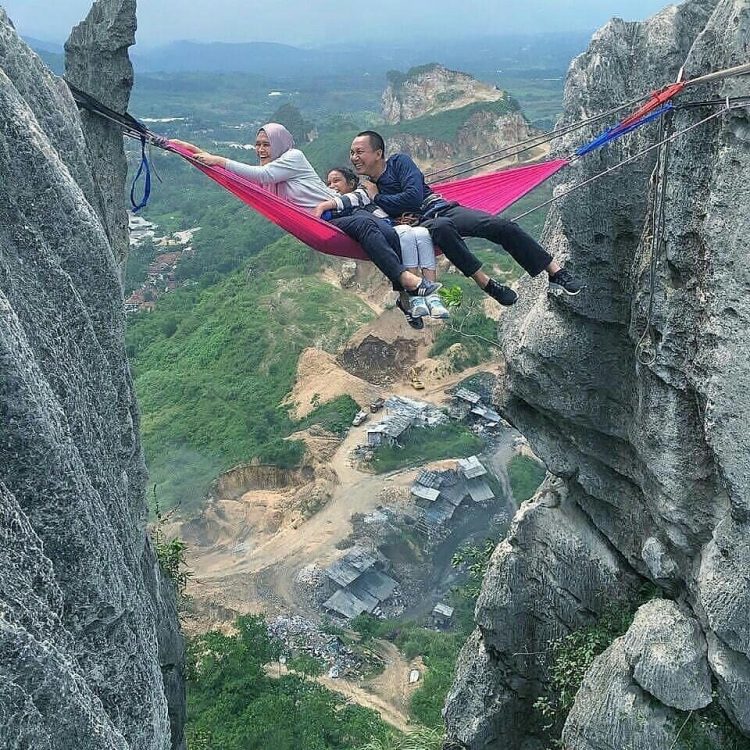 Tebing Gunung Hawu via IG @yoikiliburan, 1. Taman Sejarah Bandung, 2. Taman Balai Kota, 3. Taman Vanda, 4. Taman Jomblo (Taman Pasupati), 5. Taman Fotografi, 6. Jalan Braga dan Asia Afrika, 7. Taman Musik Centrum, 8. Gedung Sate, 9. Pet Park, 10. Taman Film, 11. Bukit Teletubbies, 12. Taman Hutan Babakan Siliwangi, 13. Kampung Cibunut, 14. Taman Cemara ala Bukit Jamur Rancabolang, 15. Tebing Gunung Hawu, 16. Sanghyang Tikoro, 17. Goa Purba ala Sanghyang Poek, 18. Hutan Pinus Rahong, 19. Alun-alun Bandung, 20. Puncak Ciumbuleuit, 21. Taman Lansia, 22. Masjid Pusdai, 23. Taman Superhero, 24. Cikapundung Riverspot