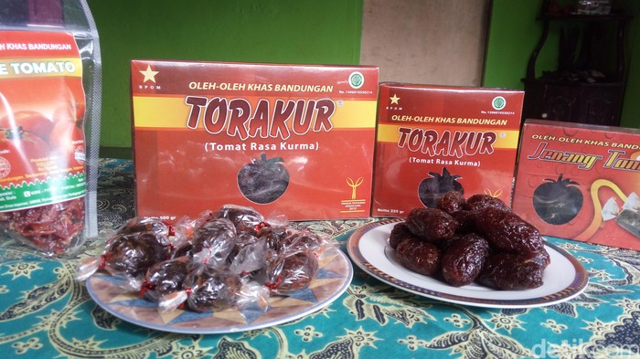 Torakur Semarang, 1. Lumpia Khas Semarang , 2. Tahu Bakso Bu Pudji , 3. Bandeng Du’nak Semarang , 4. Wingko Babat, 5. Roti Ganjel Rel , 6. Mochi/Moaci Gemini Semarang , 7. Lontong Spekkoek Waiki , 8. Tumpi Semarang , 9. Kue Sarang Madu , 10. Roti Brilliant Khas Semarang , 11. Brownies Opium , 12. Torakur Semarang , 13. Kaos Costa Brava Van Java , 14. Batik Semarangan