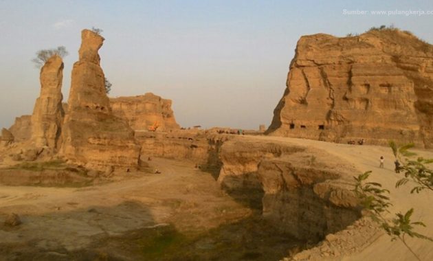 View Keren Brown Canyon, Sekilas Tentang Brown Canyon Semarang, Lokasi dan Rute Menuju Brown Canyon Semarang, Tiket Masuk, Jam Buka Brown Canyon Semarang & Waktu Terbaik, Alternatif Wisata Alam di Semarang, Tips Berkunjung ke Brown Canyon