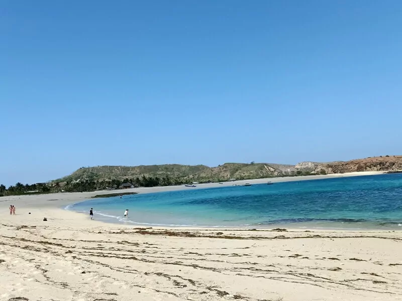 hamparan pasir putih via google maps @Endah Primaningish, Lokasi Pantai Tanjung Aan, Rute Menuju Pantai Tanjung Aan, Jam Operasional , Tiket Pantai Tanjung Aan, Fasilitas Pantai Tanjung Aan, Pantai Tanjung Aan di Lombok, Batu Payung di Pantai Tanjung Aan Lombok, Berjemur di Pantai Tanjung Aan di Lombok, Daya Tarik Pantai Tanjung Aan, Tips Mengunjungi Pantai Tanjung Aan, Penginapan