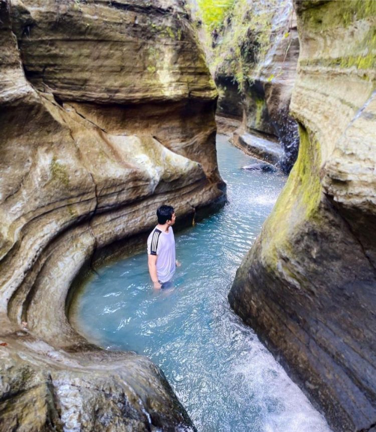 via instagram.com @indransyah_, Informasi Umum, MITOS di CURUG LOVE, Lokasi Objek Wisata, Rute Menuju Objek Wisata, Harga Tiket Masuk Curug Love Bogor, JAM OPERASIONAL, Pesona Keindahan Air Terjun Berwarna Biru, Tips Liburan