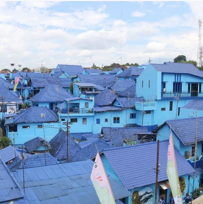 Ada sekitar 500 rumah di sini dan semua dicat biru via Instagra.com @yuniarfirmansyah11, Informasi Umum, Alamat Wisata Kampung Biru, Harga Tiket Masuk Wisata Kampung Biru, Spot foto Wisata Kampung Biru, Eksplore Kampung Biru, Galeri Foto