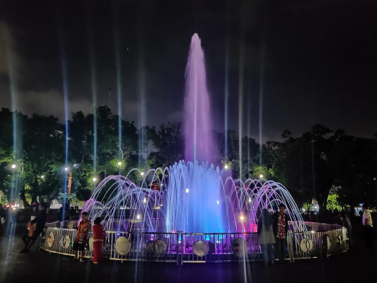 Air Mancur Berwarna di Alun-alun Kota Malang pada Malam Hari via Gmap @Rendy Novianto, Informasi Umum, Sejarah Alun-alun kota Malang dari Alun-alun Merdeka, Alun Alun Bunder, Akses Menuju ke Alun-alun Kota Malang, Harga Tiket Masuk, Fasilitas yang Tersedia, Waktu Terbaik Berkunjung & Jam Operasional, Kegiatan Seru Alun-alun kota Malang