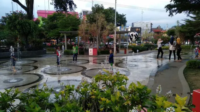 Air Mancur via Google Maps @Irene Mys, Informasi Umum, Pusat Informasi dan Toilet Umum, Harga Tiket Wahana Bermain di Alun-alun Batu, Jam Operasional, Lokasi dan Rute Menuju Alun Alun Batu, Fasilitas, Wahana Bermain di Alun-alun Kota Batu, Hotel dan Penginapan