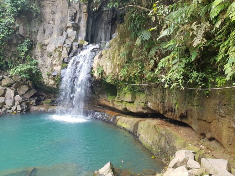 Air Terjun Curug Cikuluwung Pemijahan Bogor Foto Gmap @chandar chan, Informasi Umum, Lokasi Wisata Curug Cikuluwung Pamijahan Bogor, Rute Wisata Curug Cikuluwung Pamijahan Bogor, Harga Tiket Masuk Wisata Curug Cikuluwung Pamijahan Bogor, Jam Buka Objek Wisata, Fasilitas, Kolam Indah dengan Air Biru Plus Tebing Batu Eksotis, Mandi-mandi di Air Terjun Cikuluwung Pamijahan, Spot Foto Instagramable, Aktivitas Seru di Curug Cikuluwung, Tips Liburan