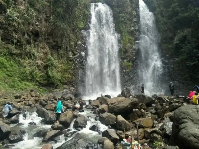 Air Terjun ini Memiliki 2 air terjun yang saling berdampingan via Google Maps @IMRON, Informasi Umum, Rute Menuju Lokasi Air Terjun, Harga Tiket Masuk, Fasilitas, Keindahan Curug Cinulang Sumedang, Daya Tarik