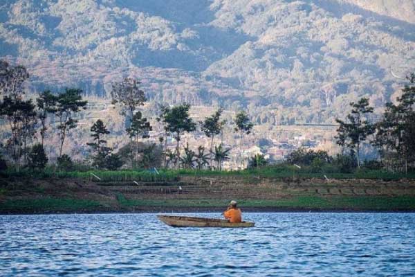 Alamat dan Rute Lokasi Waduk Selorejo via www.instagram.com @imamhsnn, Informasi Umum, Alamat dan Akses Menuju Lokasi Waduk, Jam Operasional Waduk Selorejo, Harga Tiket Masuk Wisata Waduk Selorejo, Fasilitas yang Tersedia di Wisata Waduk Selorejo, Spot Wisata di Waduk Selorejo, Aktivitas Seru di Waduk Selorejo
