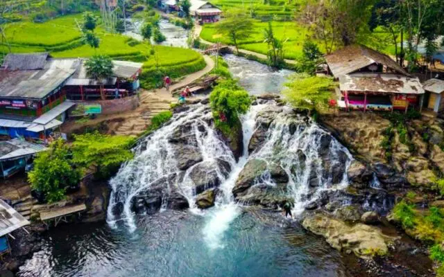 Aliran sungai yang juga memiliki air terjun yang indah dan menyegarkan via Google Maps @Tagar Al Aziis, Informasi Umum, Asal-usul Sumber Maron dan Mata airnya yang jernih, Lokasi dan Rute Menuju Sumber Maron, Harga Tiket Wisata Sumber Maron, Jam Operasional, Fasilitas di Sumber Maron, Aktivitas Seru di Sumber Maron, Objek Wisata di Dekat Sumber Maron