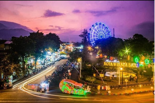 Alun-alun Kota Batu, Informasi Umum, Pusat Informasi dan Toilet Umum, Harga Tiket Wahana Bermain di Alun-alun Batu, Jam Operasional, Lokasi dan Rute Menuju Alun Alun Batu, Fasilitas, Wahana Bermain di Alun-alun Kota Batu, Hotel dan Penginapan