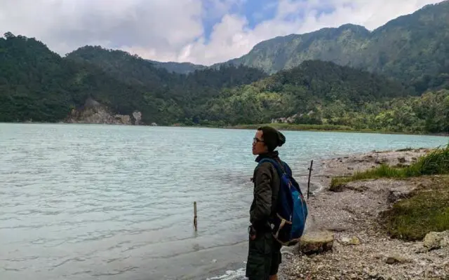Area Telaga Bodas yang Luas ini Mirip Pantai Plus Ombak dan Bebatuan via Instagram.com @nendi85, Informasi Umum, Harga Tiket Masuk Menuju Wisata Talaga Bodas Garut, Jam Operasional, Lokasi Wisata Talaga Bodas Garut, Rute menuju Wisata Talaga Bodas Garut, Fasilitas Wisata, Aktivitas Seru di Telaga Bodas