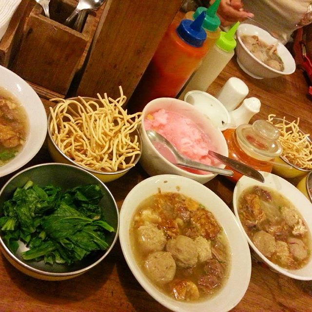 Bakso Soun via Qraved, 1. Bakso Arief, 2. Bakso Barbel Agung Hercules, 3. Bakso Beranak Cimahi, 4. Bakso Beranak dalam Sumur, 5. Bakso Ceker Braga, 6. Bakso Cuankie Serayu, 7. Bakso Malang Enggal, 8. Bakso Rudal Anggrek, 9. Bakso Semar, 10. Mie Bakso Akung, 11. Bakso Soun, 12. Bakso Panghegar, 13. Mie Bakso Ramdhan, 14. Bakso Ja’i, 15. Bakso Boedjangan, 16. Bakso Lotus, 17. Bakso Jabrig, 18. Bakso Ikah Asgar, 19. Bakso Solo Condong Raos, 20. Bakso Istighfar Mang Dadang, 21. Bakso Kadeudeuh