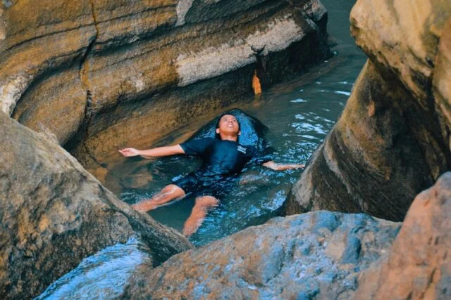 Berenang dan Body Rafting di Curug Love. Foto Gmap Farhan Rizkisaputra, Informasi Umum, MITOS di CURUG LOVE, Lokasi Objek Wisata, Rute Menuju Objek Wisata, Harga Tiket Masuk Curug Love Bogor, JAM OPERASIONAL, Pesona Keindahan Air Terjun Berwarna Biru, Tips Liburan