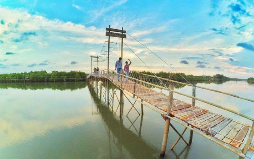 Berjalan di Jembatan Hutan Mangrove Jembatan api-api, Informasi Umum, Lokasi Wisata Jembatan Api-Api Kulon Progo, Rute Menuju Wisata Jembatan Api-Api Kulon Progo, Fasilitas Pendukung, Wahana Seru, Aktivitas Seru, Galeri Foto