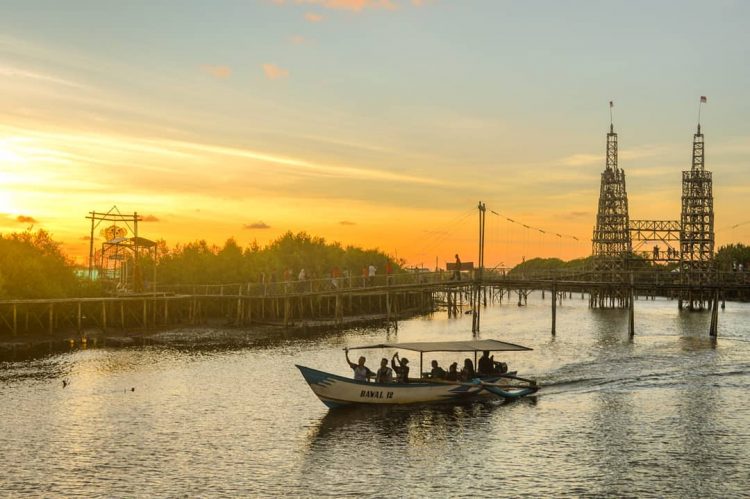 Berkeliling Dengan Perahu Motor via Instagram.com @hudashohib, Informasi Umum, Lokasi Wisata Jembatan Api-Api Kulon Progo, Rute Menuju Wisata Jembatan Api-Api Kulon Progo, Fasilitas Pendukung, Wahana Seru, Aktivitas Seru, Galeri Foto