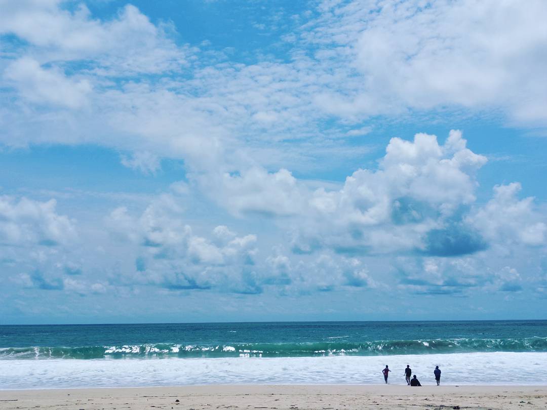Bermain di Pasir Pantai via Instagram.com @niikee_francis, Informasi Umum, Lokasi Wisata Pantai Modangan Donomulyo, Harga Tiket Masuk Pantai Modangan, Jam Operasional Pantai, Aktivitas Seru di Pantai Modangan