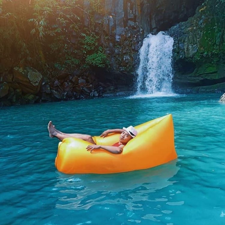 Bersantai menikmati suasana Curug Cikuluwung Bogor via instagram.com @apanjimotret), Informasi Umum, Lokasi Wisata Curug Cikuluwung Pamijahan Bogor, Rute Wisata Curug Cikuluwung Pamijahan Bogor, Harga Tiket Masuk Wisata Curug Cikuluwung Pamijahan Bogor, Jam Buka Objek Wisata, Fasilitas, Kolam Indah dengan Air Biru Plus Tebing Batu Eksotis, Mandi-mandi di Air Terjun Cikuluwung Pamijahan, Spot Foto Instagramable, Aktivitas Seru di Curug Cikuluwung, Tips Liburan