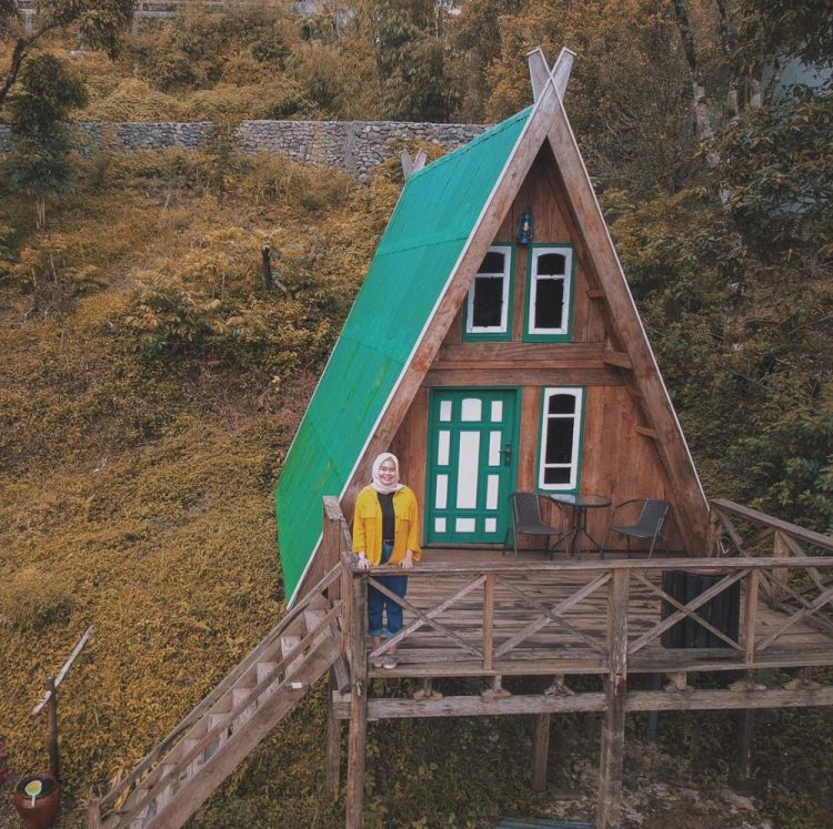 Bisa tenda sebesar 500 ribu per malam, sudah termasuk biaya sarapan untuk 4 orang. Bila ingin lebih mewah, kamu bisa menyewa resort seharga 800 ribu per malam via Instagram.com @indahpratiwiam, Informasi Umum, Spot Instagramable, Lokasi Lembah Hijau Malino Gowa, Rute Menuju Lokasi Lembah Hijau Malino Gowa, Harga Tiket Masuk Lembah Hijau Malino Gowa, Fasilitas Lengkap, Galeri Foto