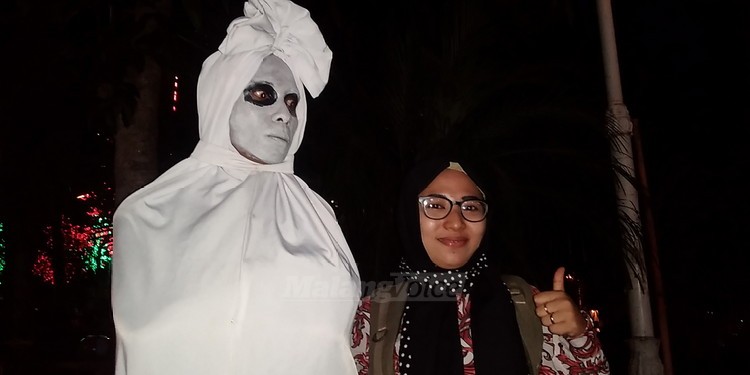 Cosplayer via Malangvoice, Informasi Umum, Pusat Informasi dan Toilet Umum, Harga Tiket Wahana Bermain di Alun-alun Batu, Jam Operasional, Lokasi dan Rute Menuju Alun Alun Batu, Fasilitas, Wahana Bermain di Alun-alun Kota Batu, Hotel dan Penginapan