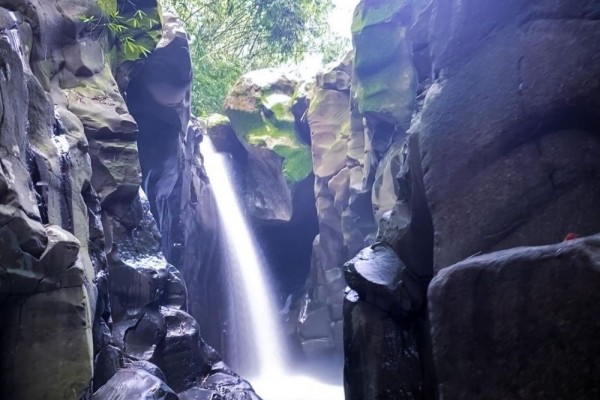 Curug Cikuluwung Bogor via instagram.com @erwepict, Informasi Umum, Lokasi Wisata Curug Cikuluwung Pamijahan Bogor, Rute Wisata Curug Cikuluwung Pamijahan Bogor, Harga Tiket Masuk Wisata Curug Cikuluwung Pamijahan Bogor, Jam Buka Objek Wisata, Fasilitas, Kolam Indah dengan Air Biru Plus Tebing Batu Eksotis, Mandi-mandi di Air Terjun Cikuluwung Pamijahan, Spot Foto Instagramable, Aktivitas Seru di Curug Cikuluwung, Tips Liburan