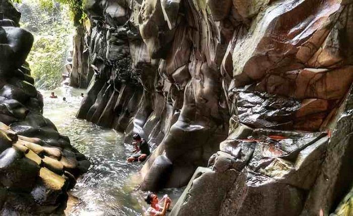 Curug Cikuluwung Pamijahan, Informasi Umum, Lokasi Wisata Curug Cikuluwung Pamijahan Bogor, Rute Wisata Curug Cikuluwung Pamijahan Bogor, Harga Tiket Masuk Wisata Curug Cikuluwung Pamijahan Bogor, Jam Buka Objek Wisata, Fasilitas, Kolam Indah dengan Air Biru Plus Tebing Batu Eksotis, Mandi-mandi di Air Terjun Cikuluwung Pamijahan, Spot Foto Instagramable, Aktivitas Seru di Curug Cikuluwung, Tips Liburan