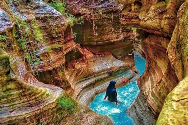 Curug Love via instagram.com @bogorkotahijau, Informasi Umum, MITOS di CURUG LOVE, Lokasi Objek Wisata, Rute Menuju Objek Wisata, Harga Tiket Masuk Curug Love Bogor, JAM OPERASIONAL, Pesona Keindahan Air Terjun Berwarna Biru, Tips Liburan