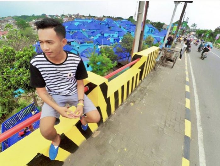 Dari jalan utama, pemandangan Kampung Biru Arema sudah bisa terlihat via Instagramc.om @kodokeko225, Informasi Umum, Alamat Wisata Kampung Biru, Harga Tiket Masuk Wisata Kampung Biru, Spot foto Wisata Kampung Biru, Eksplore Kampung Biru, Galeri Foto