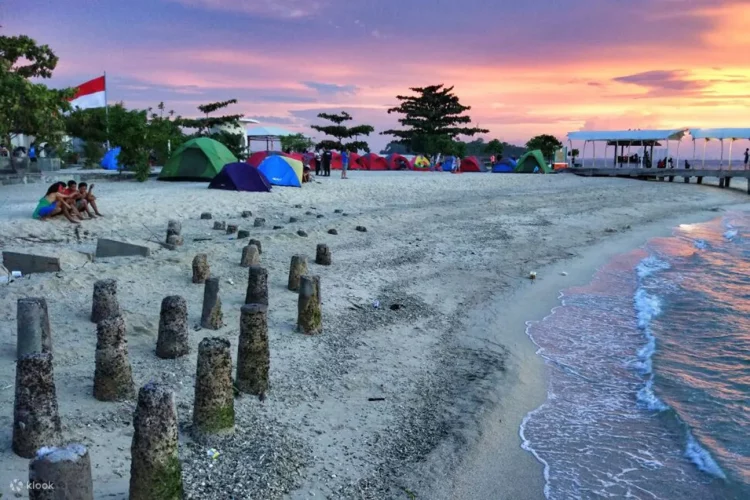 Duduk santai sambil menikmati pemandangan indah lautan. Karena tiap pulau yang kamu kunjungi juga punya bangunan bersejarah, Lokasi Wisata Pulau Kelor, Rute Menuju Pulau Kelor, Biaya ke Pulau Kelor, Pesona Pulau Kelor