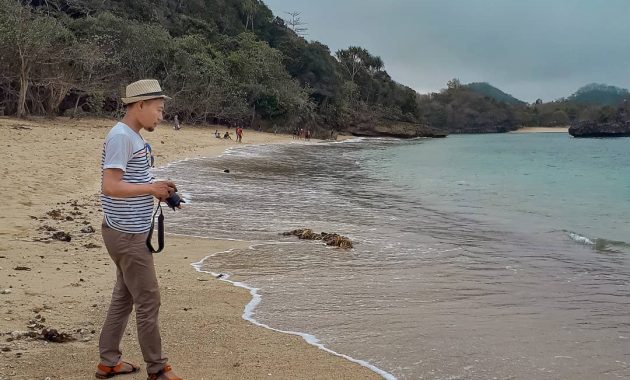 Foto via ainstagram.com @ardianhery18, Informasi Umum, Daya Tarik, Harga Tiket Masuk Pantai Teluk Asmara, Fasilitas Pantai, Aktivitas Seru Pantai Teluk Asmara, Galeri Foto