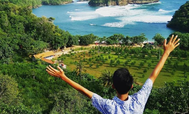 Foto via instagram.com @yoiki_malang, Informasi Umum, Daya Tarik, Harga Tiket Masuk Pantai Teluk Asmara, Fasilitas Pantai, Aktivitas Seru Pantai Teluk Asmara, Galeri Foto
