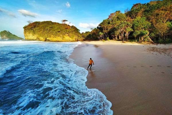 Foto via instagram.com @ari_purwantoro, Informasi Umum, Keunikan Pantai  , Akses Jalan Menuju Pantai Kedung Celeng, Harga Tiket Masuk, Kegiatan yang dapat dilakukan di Pantai Kedung Celeng