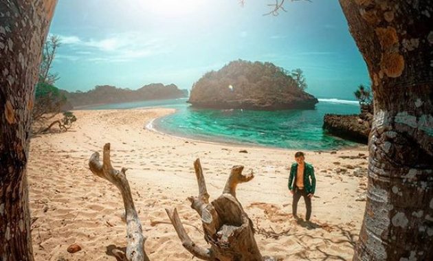Foto via instagram.com @azkingnorgay, Informasi Umum, Keunikan Pantai  , Akses Jalan Menuju Pantai Kedung Celeng, Harga Tiket Masuk, Kegiatan yang dapat dilakukan di Pantai Kedung Celeng