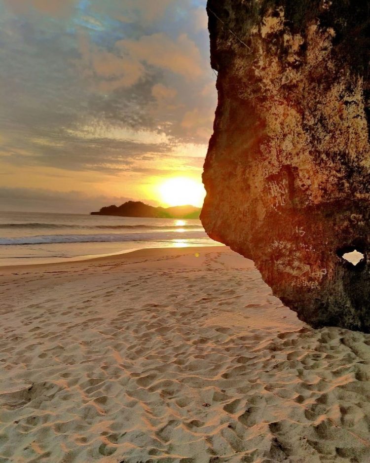 Foto via instagram.com @bagas.ignasius, Informasi Umum, Misteri Legenda, Daya Tarik, Akses Menuju Lokasi Pantai Bajul Mati, Harga Tiket Masuk Pantai Bajul Mati, Fasilitas yang tersedia di Pantai Bajul Mati, Eksplore Keindahan Pantai, Aktivitas Seru di Pantai Bajul Mati
