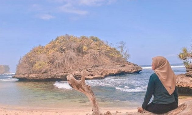 Foto via instagram.com @ika_ramadhani, Informasi Umum, Keunikan Pantai  , Akses Jalan Menuju Pantai Kedung Celeng, Harga Tiket Masuk, Kegiatan yang dapat dilakukan di Pantai Kedung Celeng