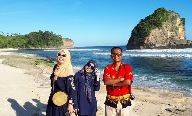 Foto via instagram.com @rentcars_malang_city_tour, Informasi Umum, Daya Tarik, Harga Tiket Masuk Pantai Teluk Asmara, Fasilitas Pantai, Aktivitas Seru Pantai Teluk Asmara, Galeri Foto