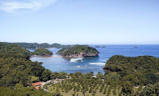 Foto via instagram.com @sedangliburan, Informasi Umum, Daya Tarik, Harga Tiket Masuk Pantai Teluk Asmara, Fasilitas Pantai, Aktivitas Seru Pantai Teluk Asmara, Galeri Foto