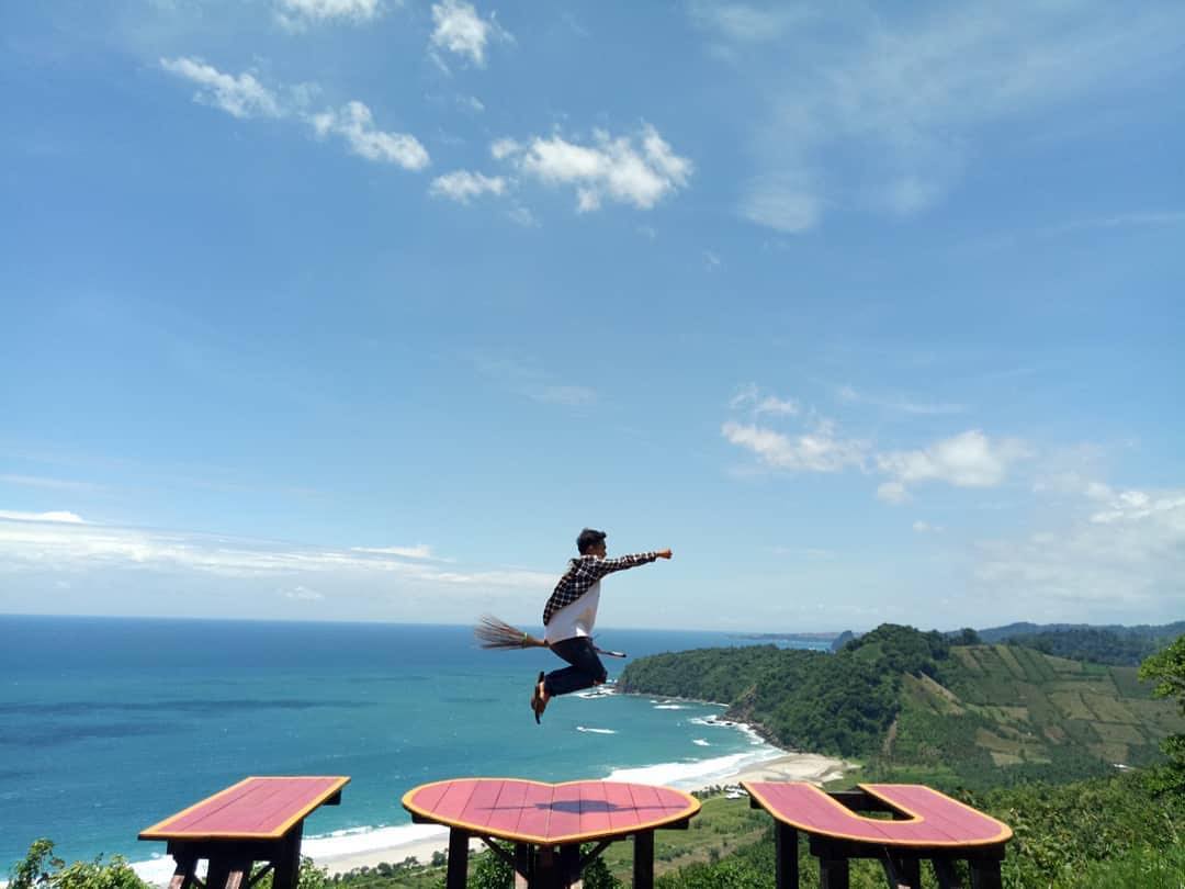 Gardu Pandang by irfan_adiguna26, Informasi Umum, Lokasi Wisata Pantai Modangan Donomulyo, Harga Tiket Masuk Pantai Modangan, Jam Operasional Pantai, Aktivitas Seru di Pantai Modangan