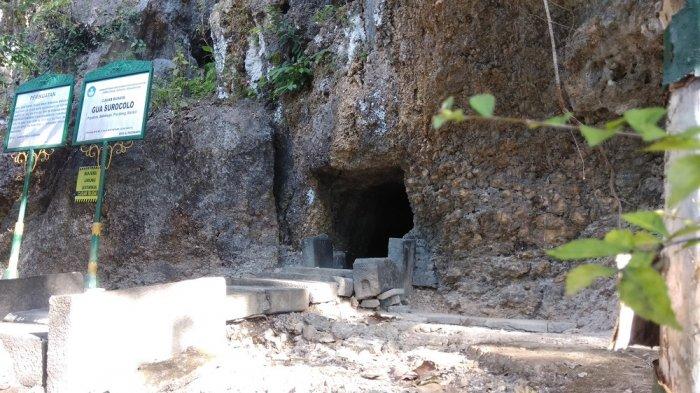 Goa Surocolo, di Dusun Poyahan, Seloharjo, Pundong Bantul. Situs bersejarah yang menjadi cagar budaya dilindungi. Artikel ini telah tayang di TribunJogja.com dengan judul Mengintip Goa Surocolo, Situs Bersejarah yang Tersembunyi di Bukit Poyahan Bantul, https://s.alongwalker.co/media/id/aHR0cHM6Ly9qb2dqYS50cmlidW5uZXdz-LmNvbS8yMDE5LzA2LzIzL21lbmdpbnRp-cC1nb2Etc3Vyb2NvbG8tc2l0dXMtYmVy-c2VqYXJhaC15YW5nLXRlcnNlbWJ1bnlp-LWRpLWJ1a2l0LXBveWFoYW4tYmFudHVs-Lg/ce27313f69477bc93063a2905903a7d8.jpg Penulis: Ahmad Syarifudin | Editor: Gaya Lufityanti, Informasi Umum, Sejarah Kawasan Goa Jepang, Fasilitas Goa Jepang Surocolo , Lokasi Goa Jepang Surocolo Pundong Bantul, Rute Menuju Goa Jepang Surocolo Pundong Bantul