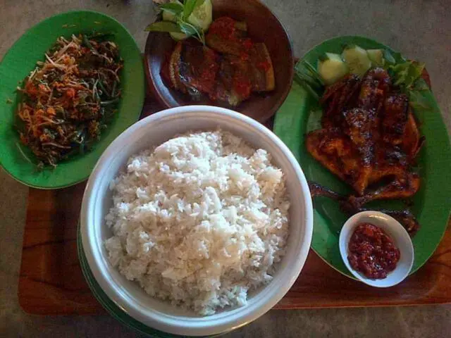 Isi pperutmu yang keroncongan dengan menikmati menu kuliner di restoran Pecet Mini Park, Informasi Umum, Sekapur Sirih, Harga Penginapan, Harga Tiket Masuk Pacet Mini Park Mojokerto, Fasilitas, Wahana Permainan Seru, Peraturan, Galeri Foto