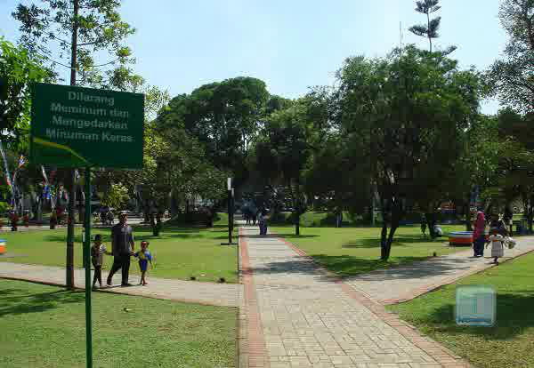 Informasi Umum, Sejarah Alun-alun kota Malang dari Alun-alun Merdeka, Alun Alun Bunder, Akses Menuju ke Alun-alun Kota Malang, Harga Tiket Masuk, Fasilitas yang Tersedia, Waktu Terbaik Berkunjung & Jam Operasional, Kegiatan Seru Alun-alun kota Malang