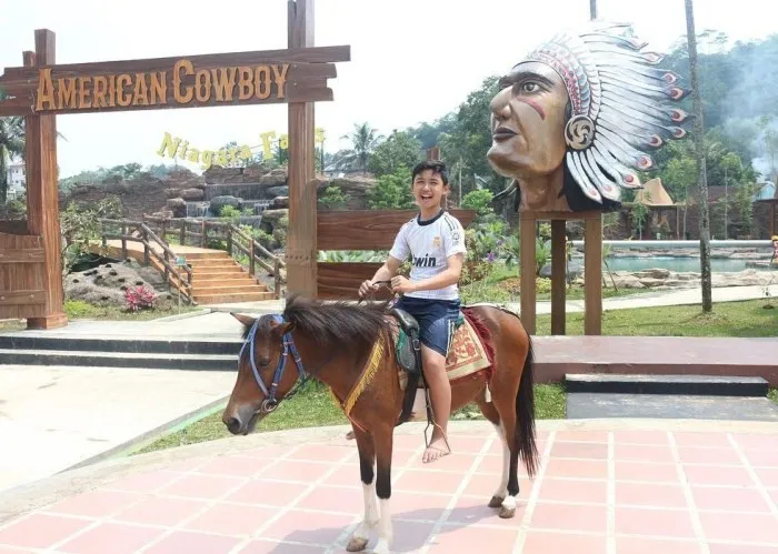 Kalian juga bisa merasakan menjadi koboi di wahana American Cowboy ini, Informasi Umum, Lokasi dari Santasea Waterpark, Tiket Masuk Santasea Waterpark, Fasilitas Sangat Lengkap, Wahana Permainan Seru, Tips Wisata