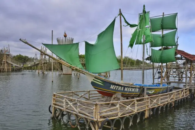 Kapal Milik Nelayan di MJAA via Google Maps @Trisno Ary Budi, Informasi Umum, Lokasi Wisata Jembatan Api-Api Kulon Progo, Rute Menuju Wisata Jembatan Api-Api Kulon Progo, Fasilitas Pendukung, Wahana Seru, Aktivitas Seru, Galeri Foto