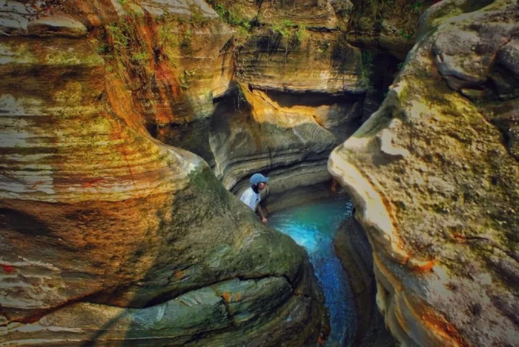 Keindahan Aliran Sungai Curug Love yang Diapit Batuan Berkelok. Foto Gmap Ao, Informasi Umum, MITOS di CURUG LOVE, Lokasi Objek Wisata, Rute Menuju Objek Wisata, Harga Tiket Masuk Curug Love Bogor, JAM OPERASIONAL, Pesona Keindahan Air Terjun Berwarna Biru, Tips Liburan