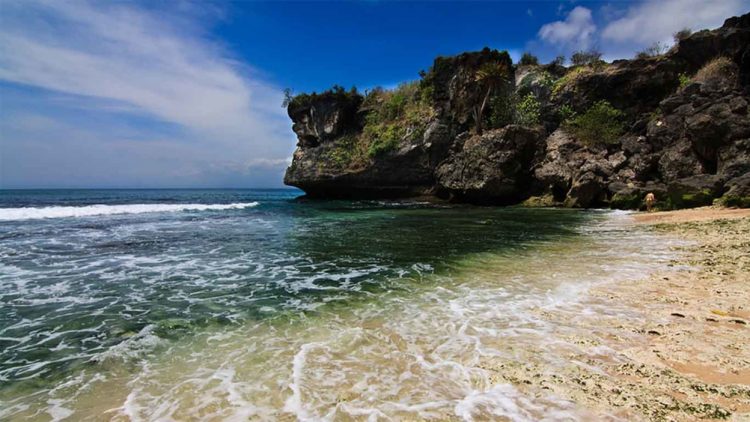 Keindahan Pantai Balangan, Lokasi Wisata Pantai Balangan, Rute Menuju Wisata Pantai Balangan, Waktu Tempuh Ke Balangan Beach Bali, Pilihan Transportasi Menuju Balangan Beach Bali, Harga Tiket Masuk Wisata Pantai Balangan, Daya Tarik Pantai Balangan Untuk Tempat Liburan, Area Tebing Tinggi Spot Populer Wisatawan, Aktivitas Wisatawan, Waktu Terbaik Berkunjung, Aktivitas Seru di Pantai Balangan, Objek Wisata Pantai di Sekitar Balangan Beach, FAQ untuk Balangan Beach Bali