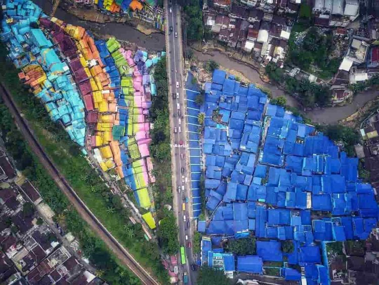 Kontrasnya Kampung Jodipan yang bersebrangan dengan Kampung Biru Arema, Informasi Umum, Alamat Wisata Kampung Biru, Harga Tiket Masuk Wisata Kampung Biru, Spot foto Wisata Kampung Biru, Eksplore Kampung Biru, Galeri Foto