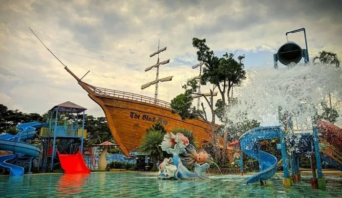 Kolam anak yang lengkap dengan permainan seru seperti ember tumpah dan kapal bajak laut, Informasi Umum, Lokasi dari Santasea Waterpark, Tiket Masuk Santasea Waterpark, Fasilitas Sangat Lengkap, Wahana Permainan Seru, Tips Wisata