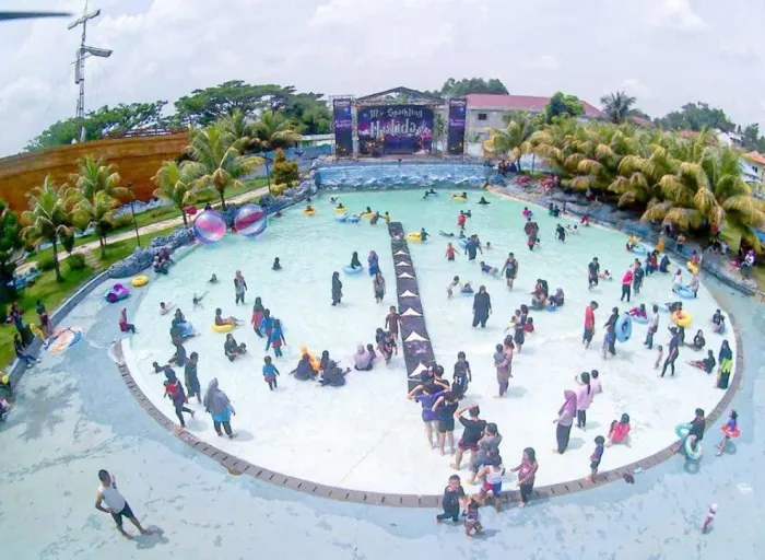 Kolam ombak di Santa Sea Waterpark, Informasi Umum, Lokasi dari Santasea Waterpark, Tiket Masuk Santasea Waterpark, Fasilitas Sangat Lengkap, Wahana Permainan Seru, Tips Wisata