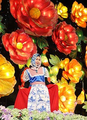 Lampion Mawar, Informasi Umum, Lokasi Wisata Malang Night Paradise, Harga Tiket Masuk Wisata Malang Night Paradise, Fasilitas, Kendaraan Menuju ke MNP, Wahana Taman Lampion Malang Night Paradise, Wahana Taman Dinosaurus, Wahana Permainan, Informasi Penting
