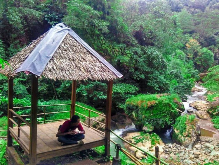 Lembah Hijau Camp ditumbuhi pepohonan hijau dan sungai jernih yang mengalir di sekitarnya, Informasi Umum, Spot Instagramable, Lokasi Lembah Hijau Malino Gowa, Rute Menuju Lokasi Lembah Hijau Malino Gowa, Harga Tiket Masuk Lembah Hijau Malino Gowa, Fasilitas Lengkap, Galeri Foto