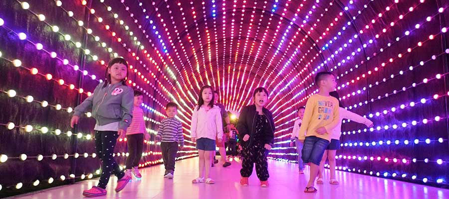 Lighting Tunnel, Informasi Umum, Lokasi Wisata Malang Night Paradise, Harga Tiket Masuk Wisata Malang Night Paradise, Fasilitas, Kendaraan Menuju ke MNP, Wahana Taman Lampion Malang Night Paradise, Wahana Taman Dinosaurus, Wahana Permainan, Informasi Penting